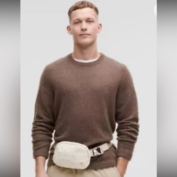 Authentic LULULEMON Plush Fleece Everywhere Belt Bag 1L Bone/ Silver NEW
NEW - Picture 6 of 12